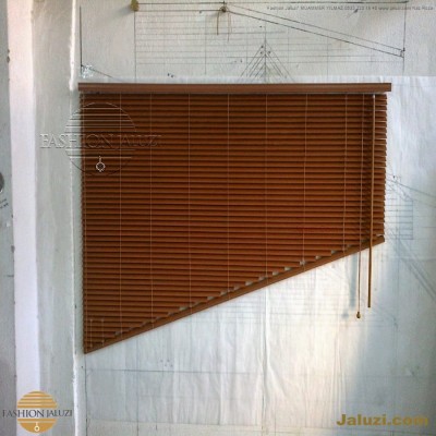 jaluzi perde eğimli meyilli üçgen yamuk şekilsiz alttan eğik formsuz üstten açılı açı shaped venetian blinds ahşap jaluzi perde (41)