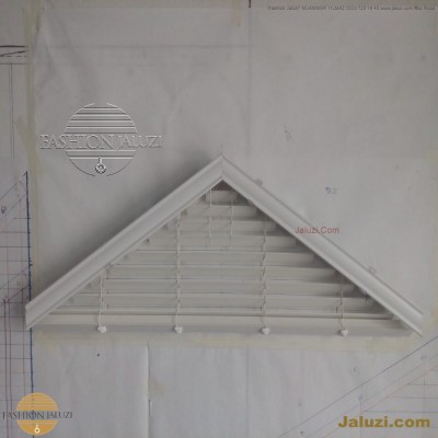 jaluzi perde eğimli meyilli üçgen yamuk şekilsiz alttan eğik formsuz üstten açılı açı shaped venetian blinds ahşap jaluzi perde (26)