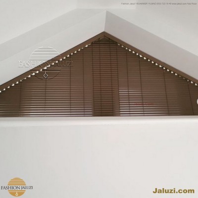 eğik üçgen jaluzi perde eğimli meyilli üçgen yamuk şekilsiz alttan eğik formsuz üstten açılı açı shaped venetian blinds ahşap jaluzi perde