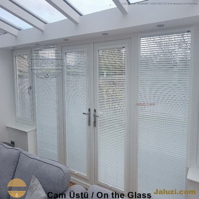 cam üstü jaluzi perde pencere pimapen üstünde üzerine sabitli ipli zıgıl zıgıllı zigil ipli zincirli düğmeli motorlu 25mm 50mm ahşap metal alüminyum jaluzi pvc pencere (29)