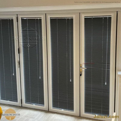 cam üstü jaluzi perde pencere pimapen üstünde üzerine sabitli ipli zıgıl zıgıllı zigil ipli zincirli düğmeli motorlu 25mm 50mm ahşap metal alüminyum jaluzi pvc pencere (44)