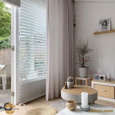 jaluzi ve fon perde kumaş perde ahşap jaluziler ve kanat fon drape eprdeler wood venetain blinds with drapery swag valance (6)