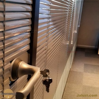 cam üstü jaluzi perde pencere pimapen üstünde üzerine sabitli ipli zıgıl zıgıllı zigil ipli zincirli düğmeli motorlu 25mm 50mm ahşap metal alüminyum jaluzi pvc pencere (51)