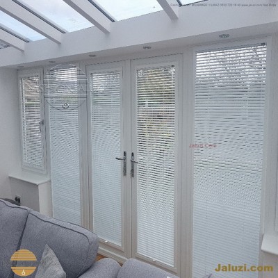 cam üstü jaluzi perde pencere pimapen üstünde üzerine sabitli ipli zıgıl zıgıllı zigil ipli zincirli düğmeli motorlu 25mm 50mm ahşap metal alüminyum jaluzi pvc pencere (46)