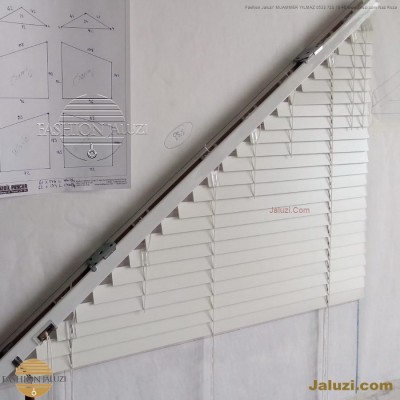 jaluzi perde eğimli meyilli üçgen yamuk şekilsiz alttan eğik formsuz üstten açılı açı shaped venetian blinds ahşap jaluzi perde (56)